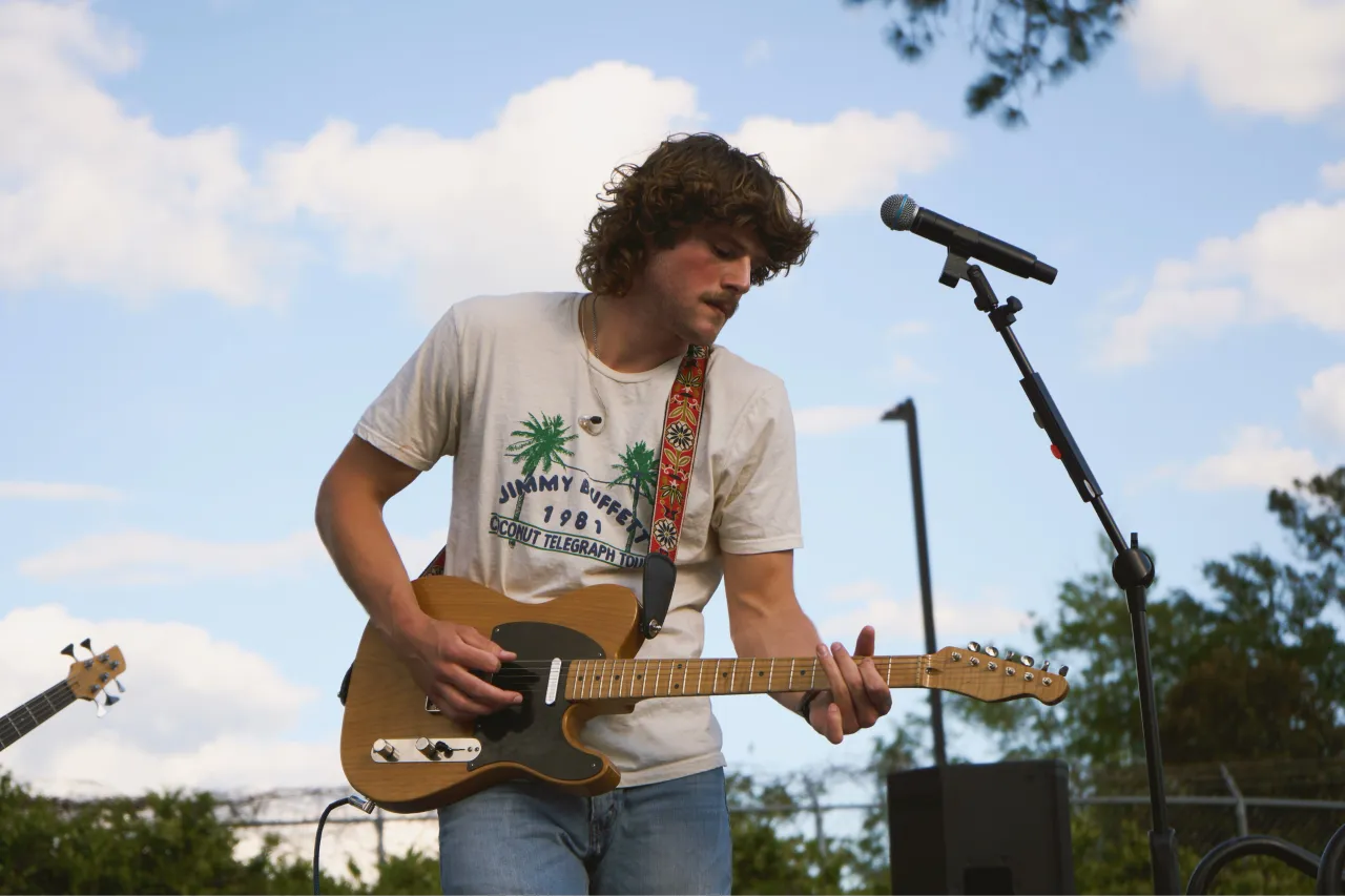 Ben Bates performing